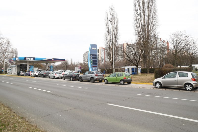 Gužve na benzinskim postajama u Zagrebu