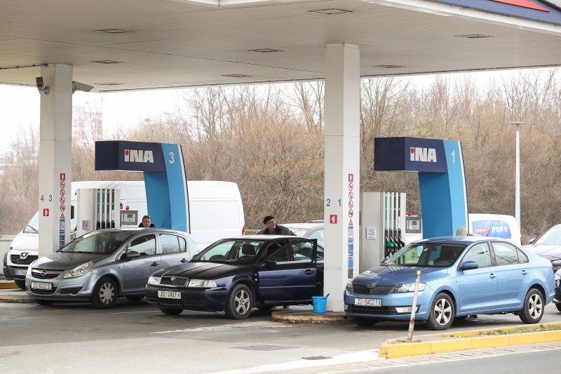 Gužve na benzinskim postajama u Zagrebu