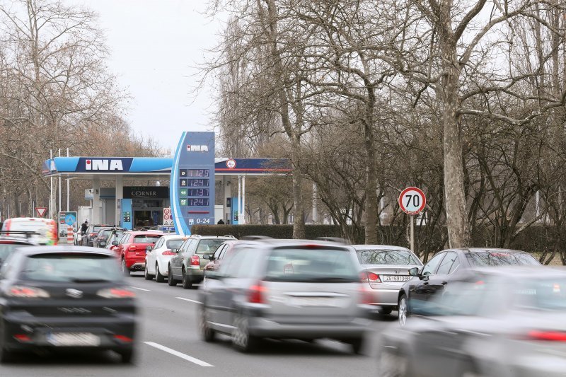 Gužve na benzinskim postajama u Zagrebu