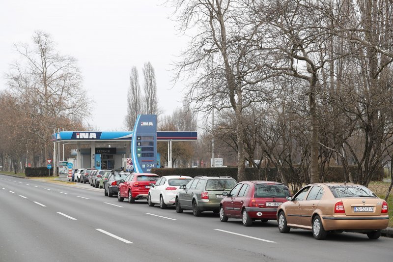 Gužve na benzinskim postajama u Zagrebu