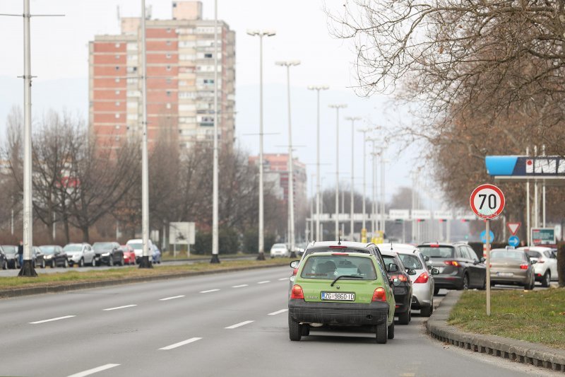 Gužve na benzinskim postajama u Zagrebu