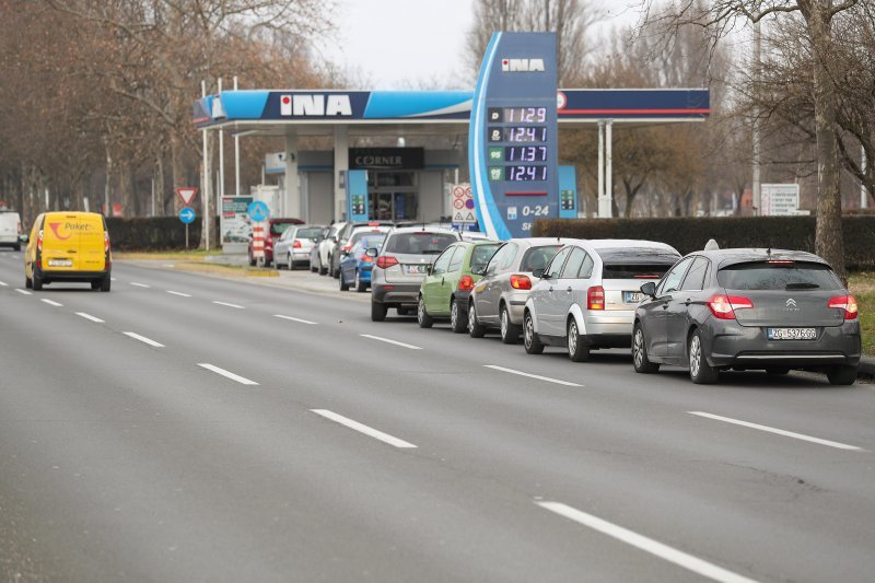 Gužve na benzinskim postajama u Zagrebu