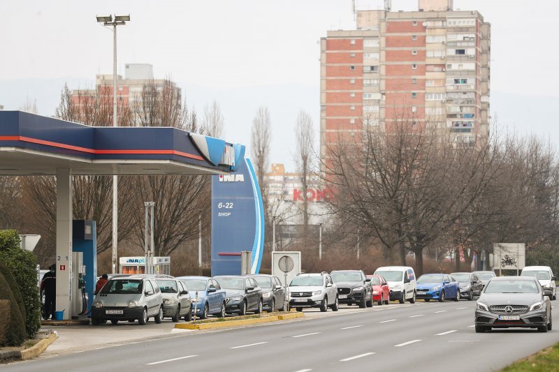 Gužve na benzinskim postajama u Zagrebu