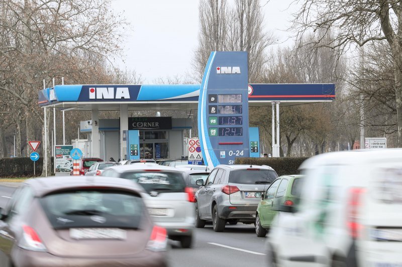 Gužve na benzinskim postajama u Zagrebu