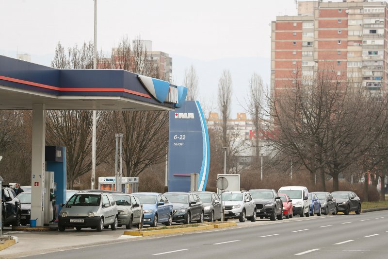 Gužve na benzinskim postajama u Zagrebu