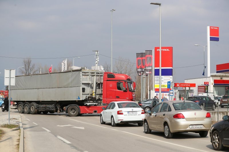 Gužve na benzinskim postajama u Zagrebu