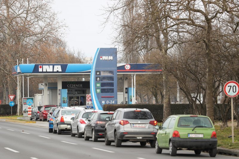 Gužve na benzinskim postajama u Zagrebu