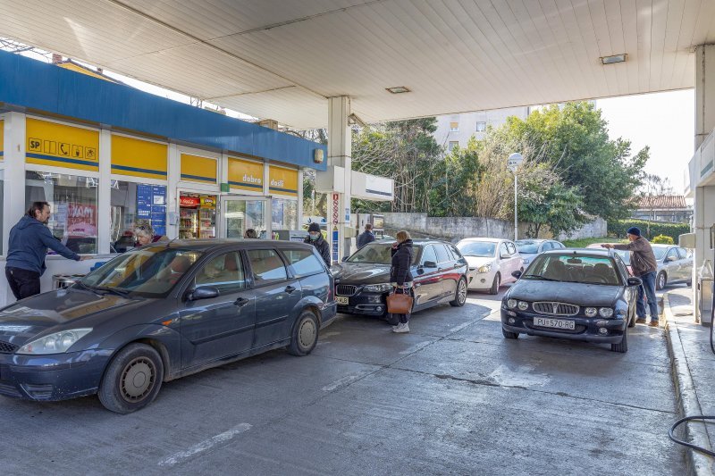 Gužve na benzinskim postajama u Puli