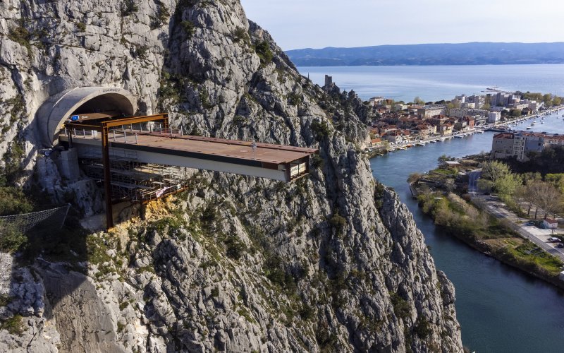 Omiš: Pogled iz zraka na početak gradnje najkompleksnijeg i najspektakularnijeg mosta u Hrvatskoj