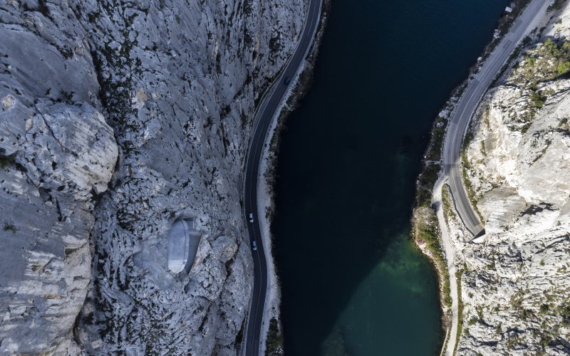 Omiš: Pogled iz zraka na početak gradnje najkompleksnijeg i najspektakularnijeg mosta u Hrvatskoj