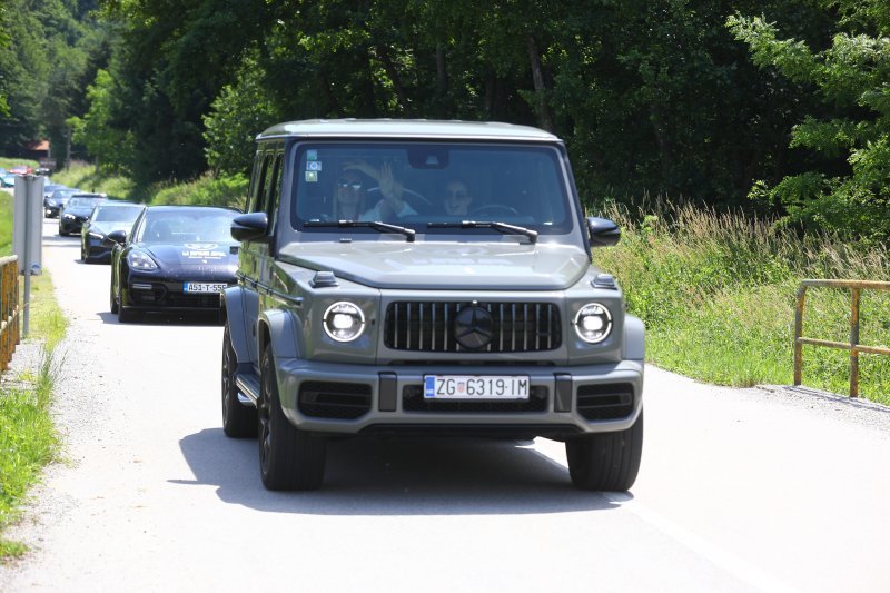 Karavana luksuznih automobila Pink Wing na zagrebačkoj Medvednici