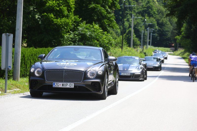 Karavana luksuznih automobila Pink Wing na zagrebačkoj Medvednici