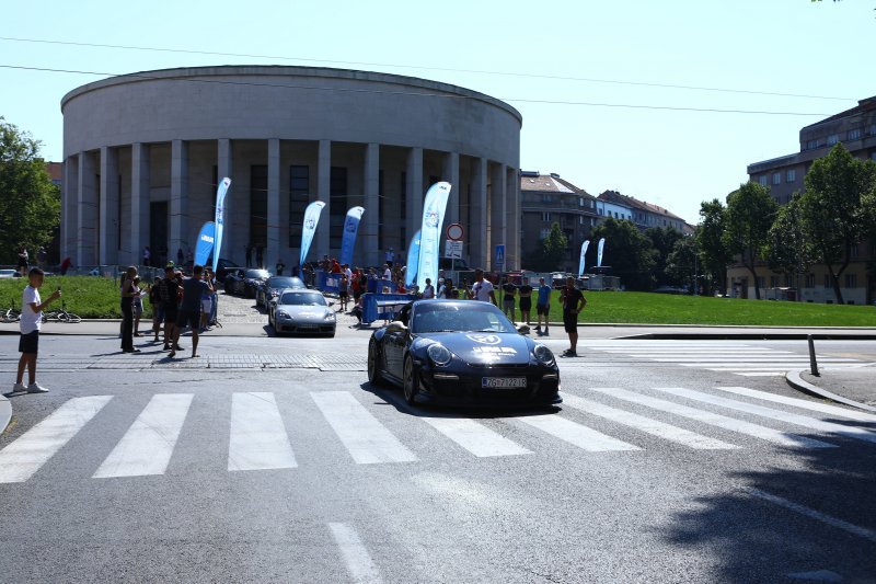 Karavana Pink Wing ispred Meštrovićeva paviljona