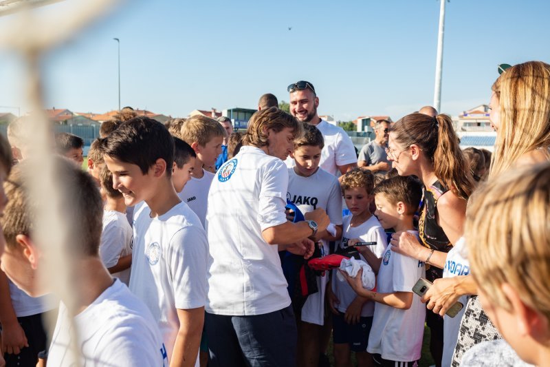 Luka Modrić družio se s djecom iz omladinskog pogona Zadra