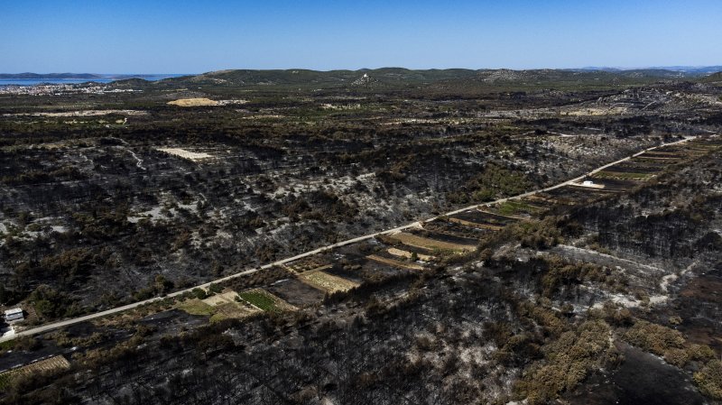 Opožareno područje Rasline i Zatona kod Šibenika snimljeno iz zraka