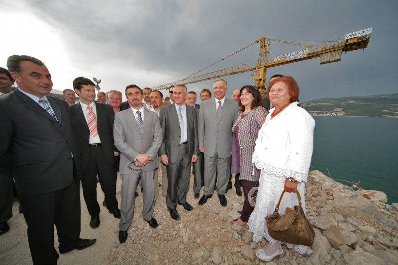 Tadašnji premijer Ivo Sanader na gradilištu Pelješkog mosta 2009.