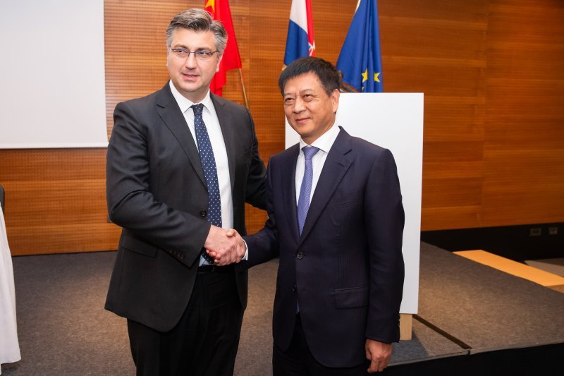 Andrej Plenković i predstavnik kineskih izvođača radova China Bridge Corporationa Zhang Xiaoyuan na potpisivanju ugovora u travnju 2018.