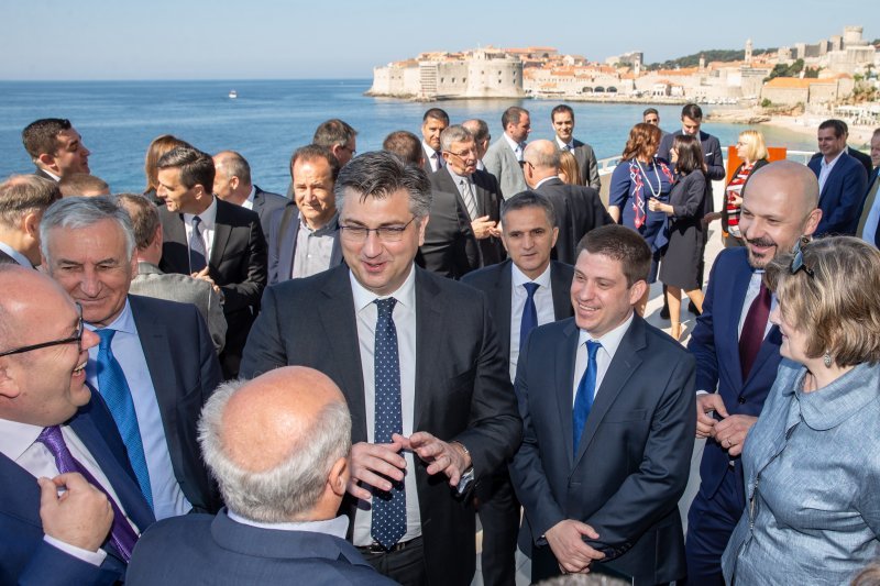 Josip Škorić, Nikola Dobroslavić, Andrej Plenković, Goran Marić, Oleg Butković i Oliver Kumrić na potpisivanju ugovora o financiranju mosta u Dubrovniku