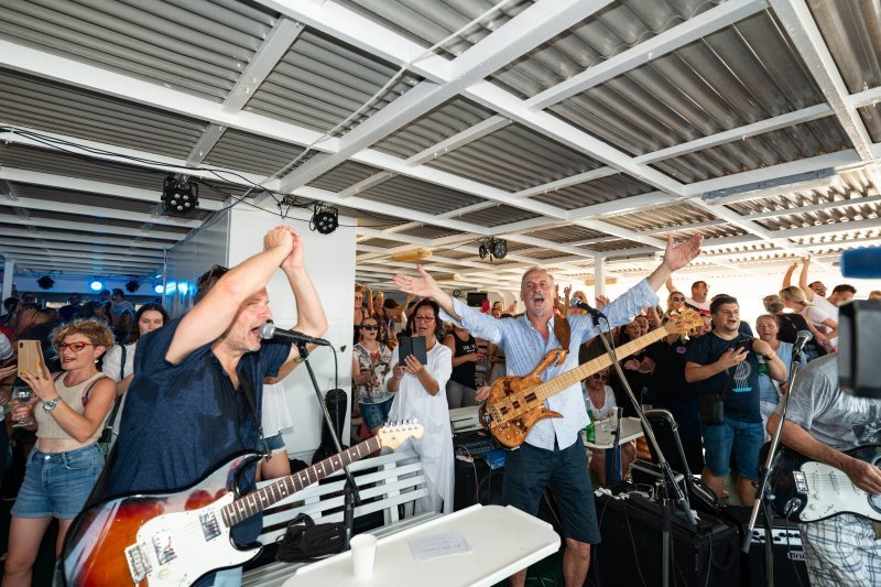 Koncert na trajektu u čast Olivera Dragojevića