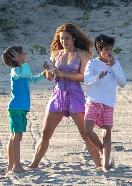 Shakira sa sinovima na plaži