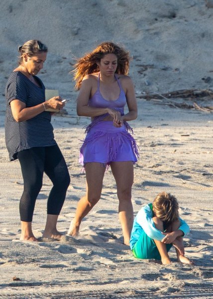 Shakira sa sinovima na plaži