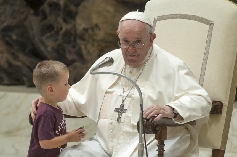 Dječak je došetao do pape Franje za vrijeme opće audijencije, tijekom koje je govorio o značaju dijaloga između mladih i starih