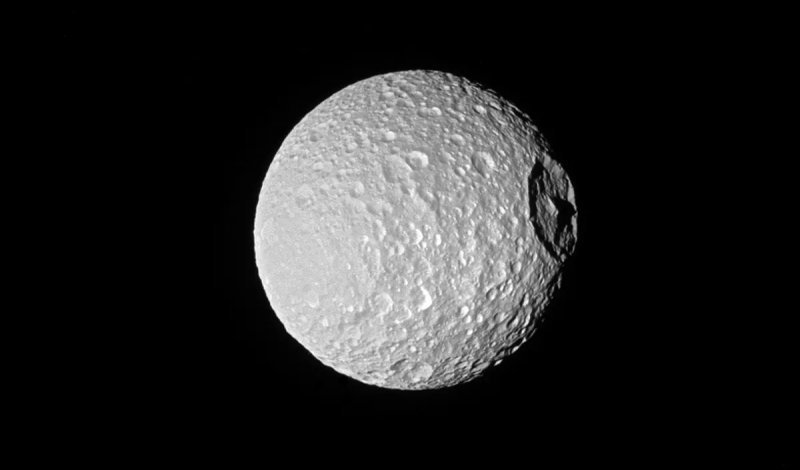 Mimas - pola mjesec, pola zvijezda smrti