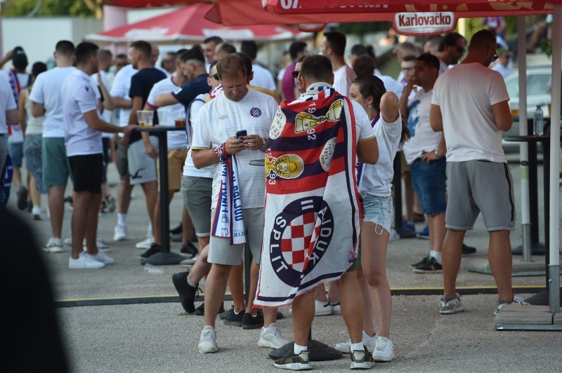 Navijači oko poljudskog stadiona uoči utakmice Hajduka i Villarreala