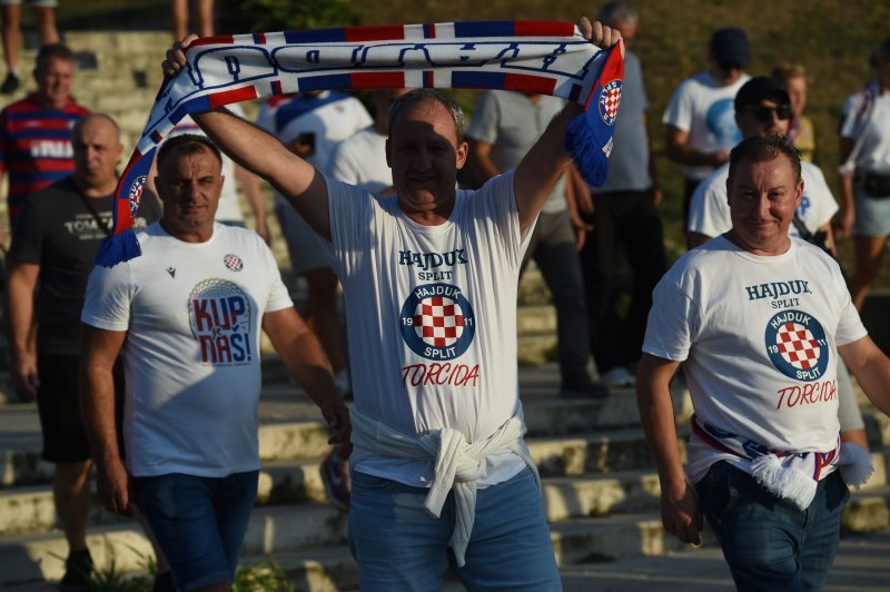 Navijači oko poljudskog stadiona uoči utakmice Hajduka i Villarreala