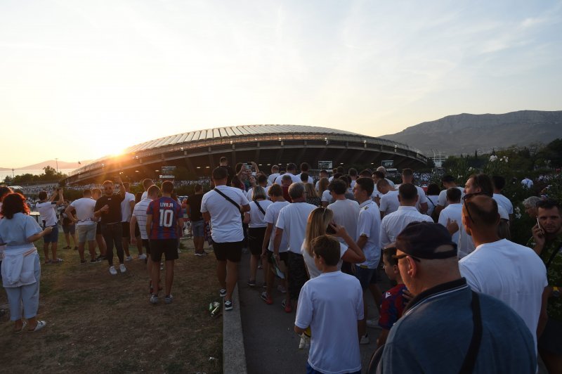 Navijači oko poljudskog stadiona uoči utakmice Hajduka i Villarreala