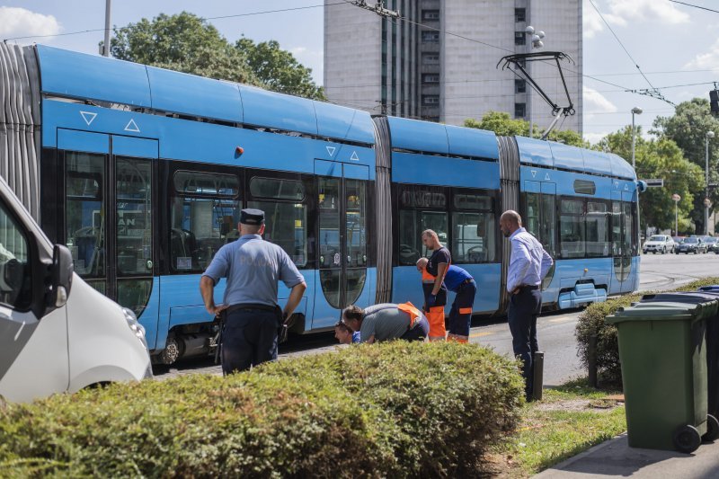 Tramvaj iskočio iz tračnica na križanju Ulice grada Vukovara i Savske ceste