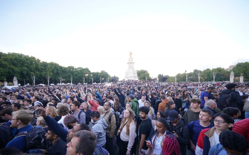 Okupljanje ispred Buckinghamske palače