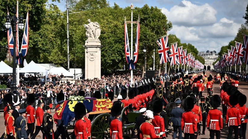 Procesija iz Buckinghamske palače prema Wesminsterskoj palači