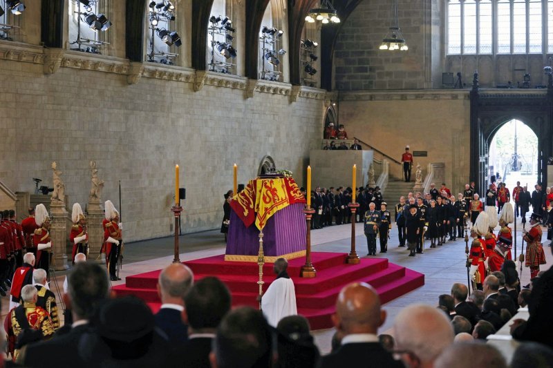 Bdijenje nad kraljičinim lijesom u Westministerskoj palači