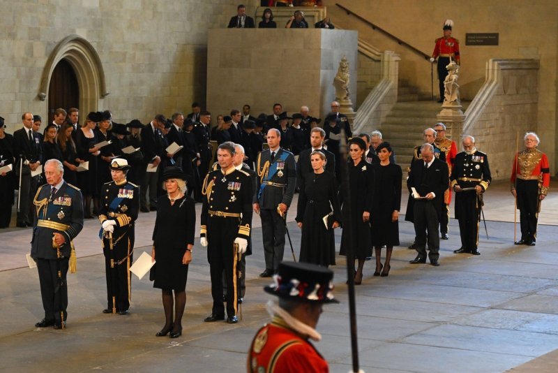 Bdijenje nad kraljičinim lijesom u Westministerskoj palači