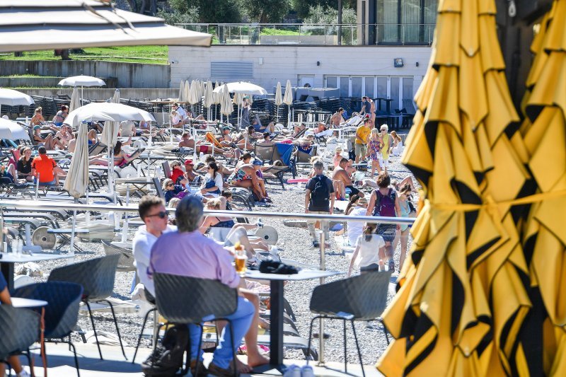 Kupanje u listopadu na plaži Lapad u Dubrovniku