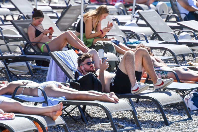 Kupanje u listopadu na plaži Lapad u Dubrovniku