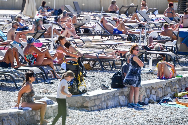 Kupanje u listopadu na plaži Lapad u Dubrovniku