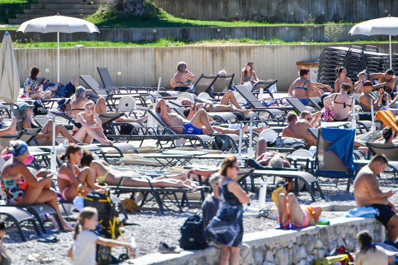 Kupanje u listopadu na plaži Lapad u Dubrovniku