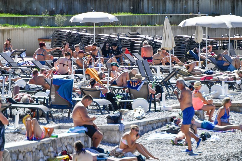 Kupanje u listopadu na plaži Lapad u Dubrovniku