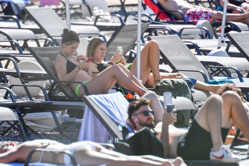 Kupanje u listopadu na plaži Lapad u Dubrovniku