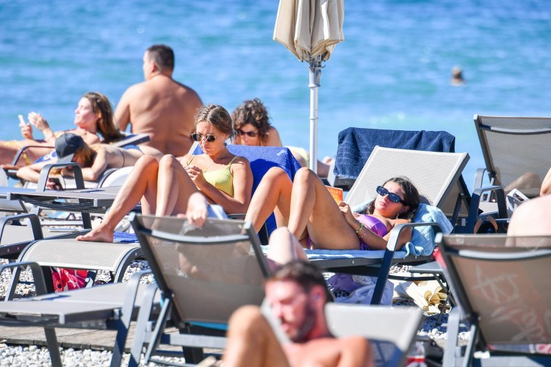 Kupanje u listopadu na plaži Lapad u Dubrovniku