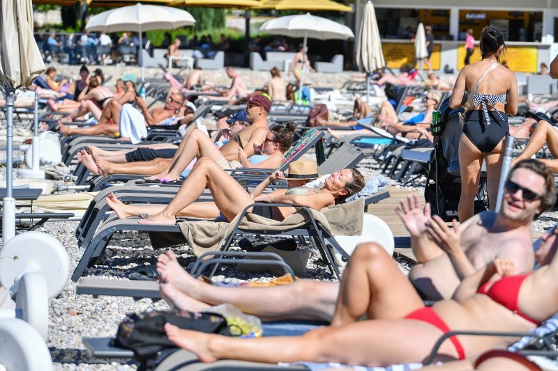 Kupanje u listopadu na plaži Lapad u Dubrovniku