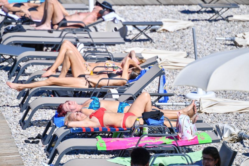 Kupanje u listopadu na plaži Lapad u Dubrovniku