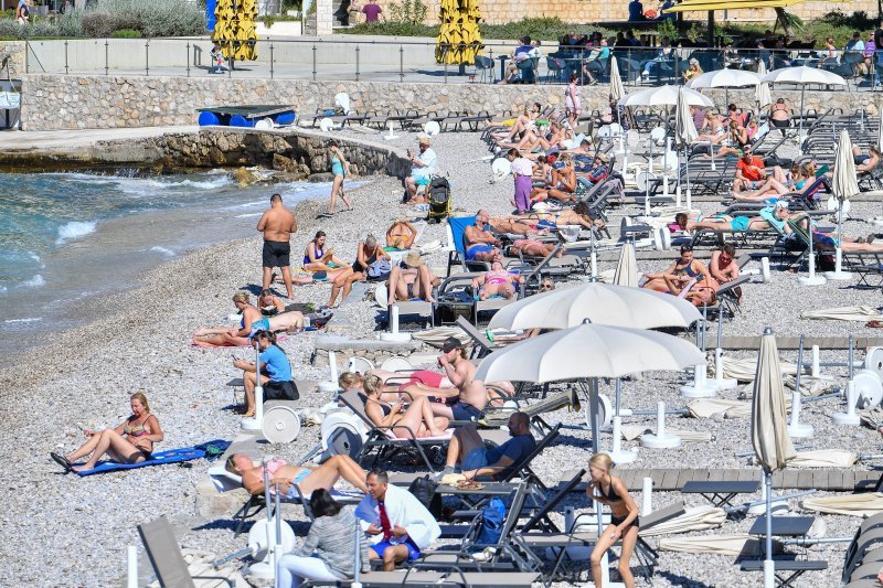 Kupanje u listopadu na plaži Lapad u Dubrovniku