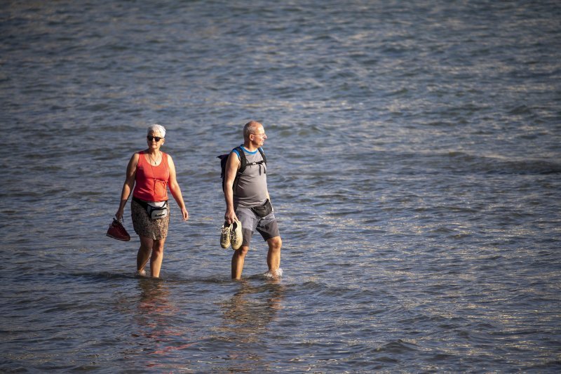 Picigin i kupanje na splitskim Bačvicama