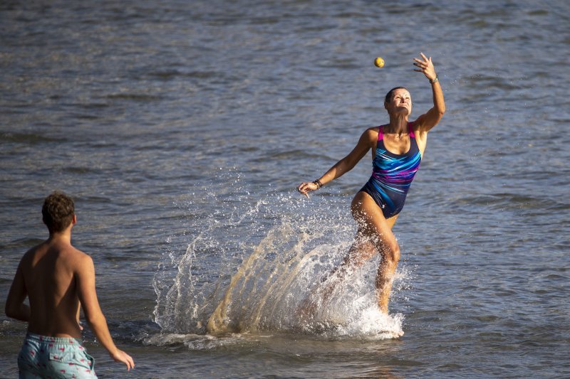 Picigin i kupanje na splitskim Bačvicama