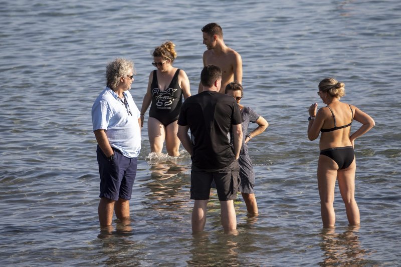 Picigin i kupanje na splitskim Bačvicama