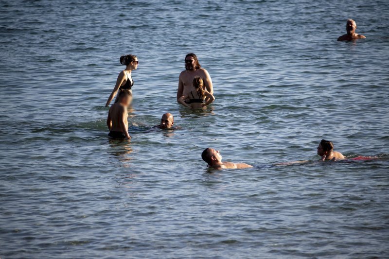 Picigin i kupanje na splitskim Bačvicama