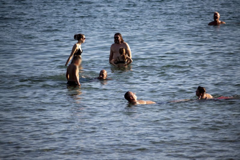 Picigin i kupanje na splitskim Bačvicama